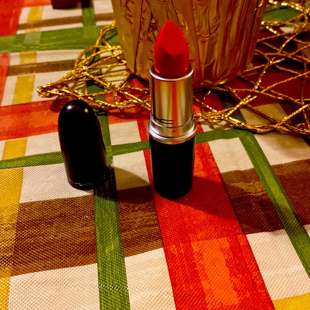 NWT MAC cremesheen lipstick Dozen Carnations 232 - Picture 1 of 3